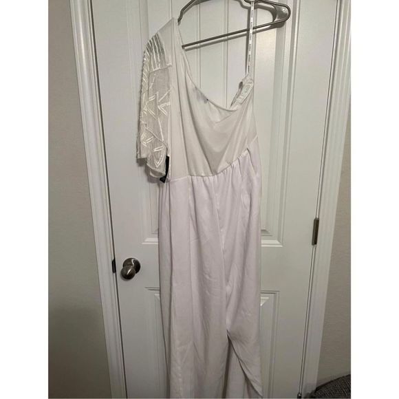 One shoulder white jumpsuit from Eloquii.
Size 18
Beaded detail on top.
Purchase - Picture 11 of 11